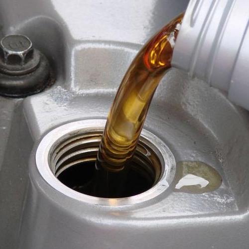 Нека проверим колко масло има в двигателя?